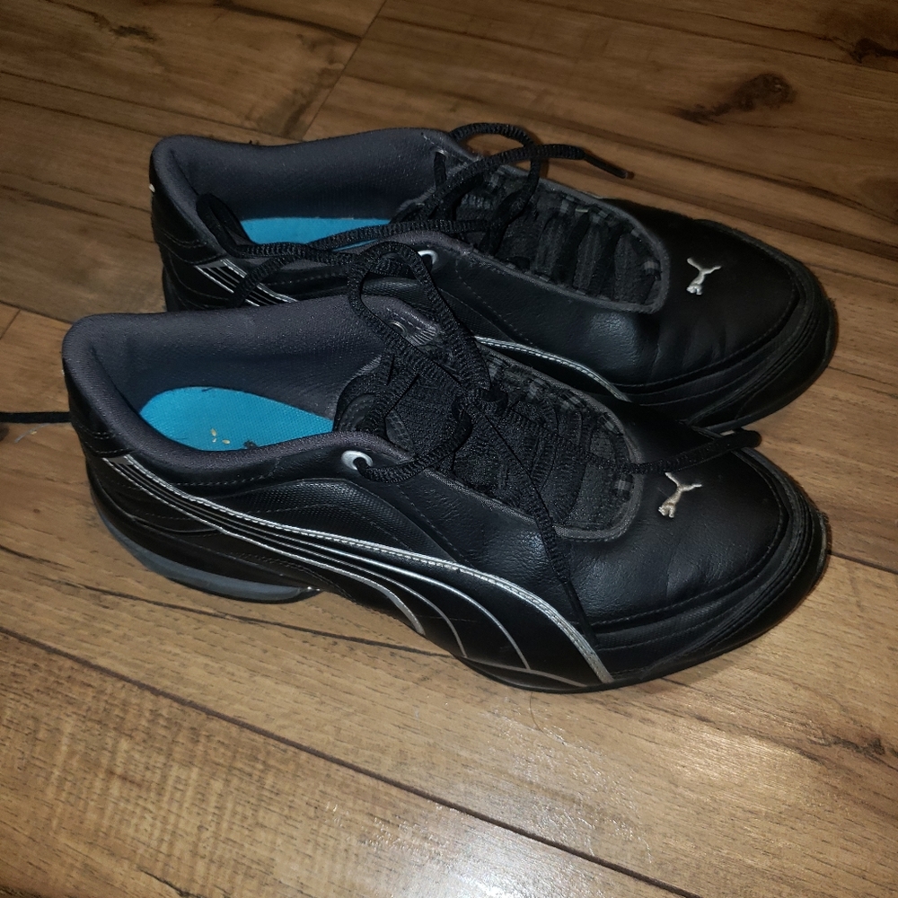 Black PUMA tennis shoes